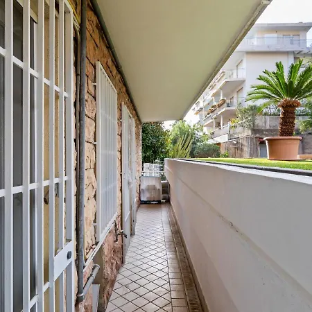 Cosy In With Balcony Apartamento San Remo